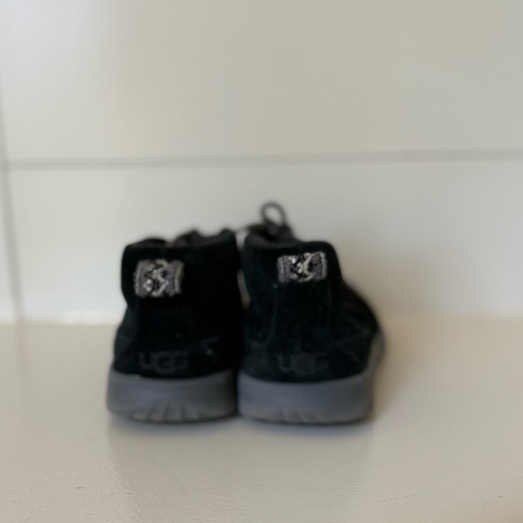 UGG Threadlite by UGG Black Suede size 2 black - Picture 3 of 6